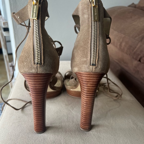 Michael Kors, Beige Heels, size 9.5 - Picture 3 of 3